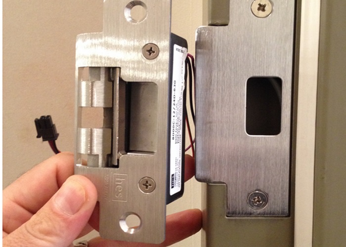 Moi-truong-dien-va-cac-ung-dung-cua-khoa-chot-vao-cua-cong